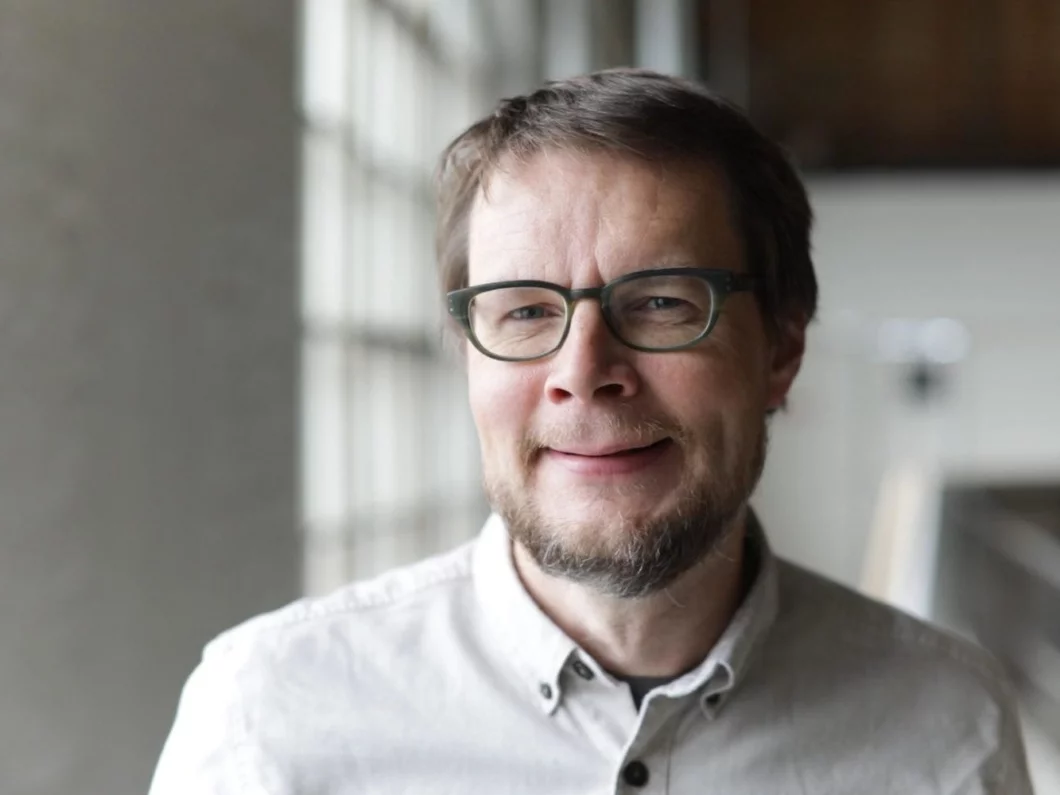 Kalle Korhonen on Kone fondi rahastamise direktor. Fond toetab hõimukeeli, sealhulgas ersa keelt. Venemaal kõneldavatele keeltele annab fond toetusi ka praegu. Foto: Kone fond.