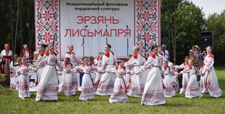 Для русского языка школы и университеты, а для эрзян — танцы и резьба по дереву.