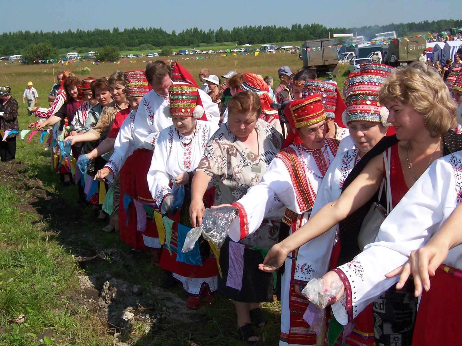 Раськень Озкс, Обряд обновления маара (посыпание землей), 2004. Фото: Петрянь Андю