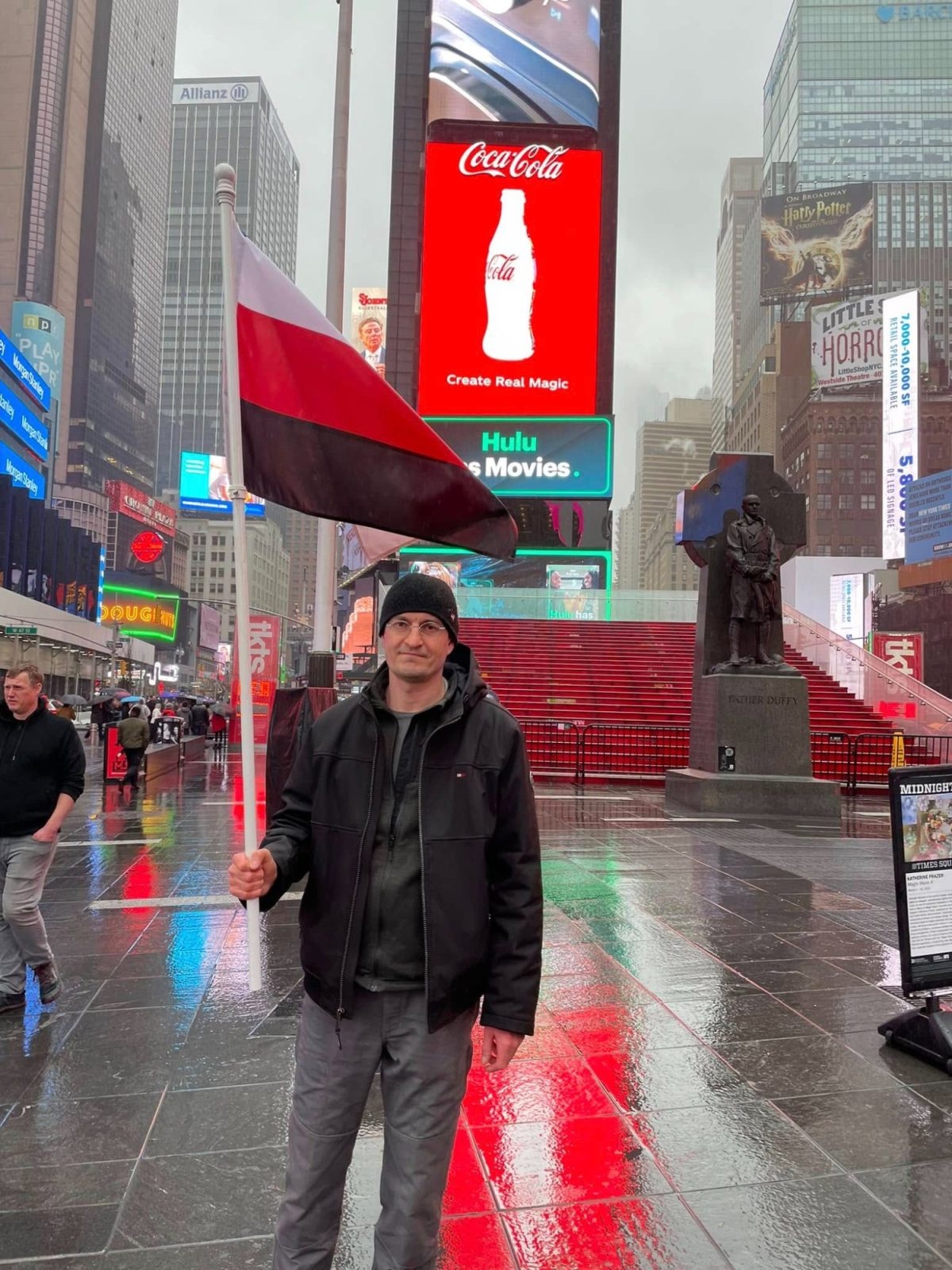 Romaškin Vitalij, kedsënzë erźań koct, Oľačiv Raśken Ligań karšo molemań akcijaso. New York, Amerikań Vejsënďavoź Štattnë, 2023 ije.
