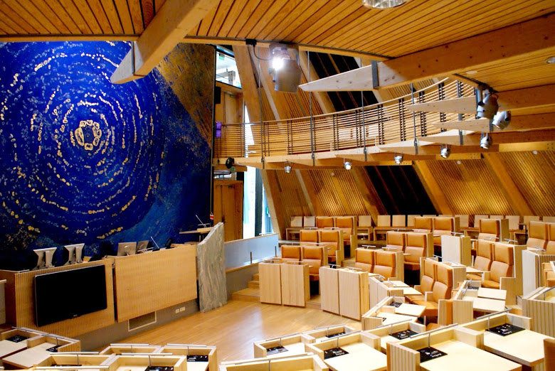 Саамский парламент. Саамов в 5 раз меньше чем эрзян, но у них 3 парламента в 3 странах.