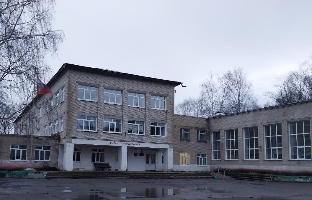Здание школы в Старом Пичеуре.