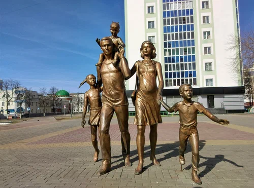 Семья. Соборная площадь Саранска.
