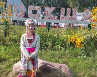 Девочка эрзянка в селе Шокша Теньгушевского района.