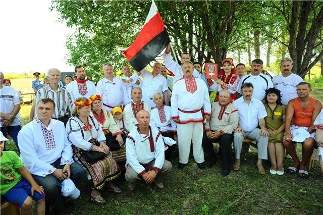 Атянь Эзем и отдельные участники моления, 2010. Фото: MariUver.