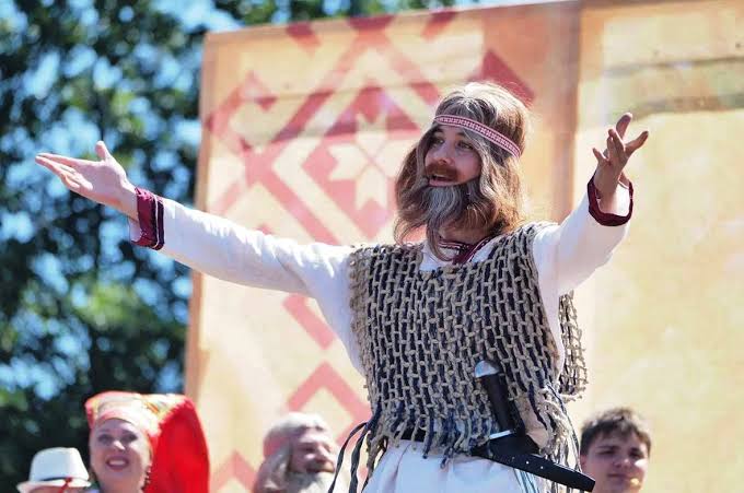 Театрализованное представление на сцене праздника