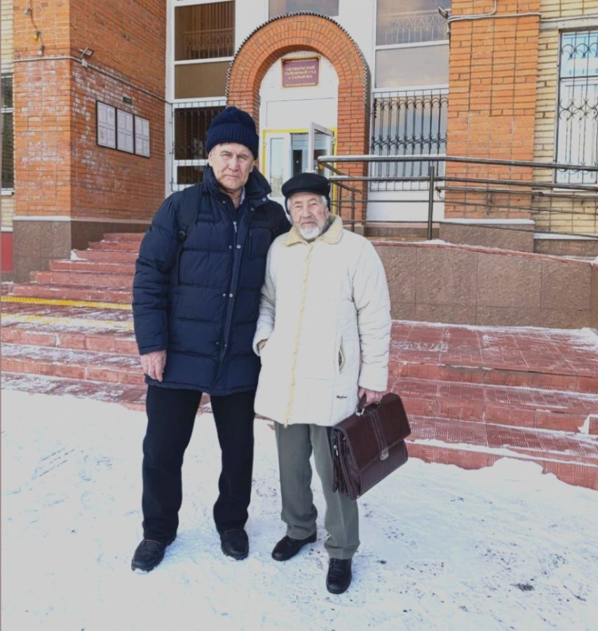Михаил Четвергов у здания Октябрьского районного суда Саранска, февраль 2025 года. Справа — Евгений Четвергов.